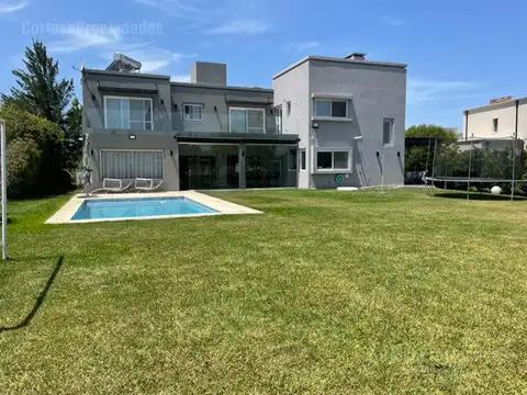 Barrio Haras Santa Maria, El Refugio