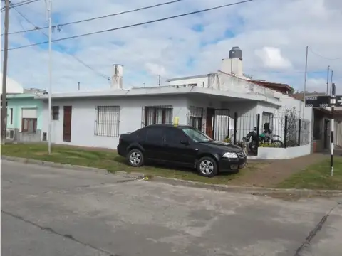 Casa 3 Ambientes En Esquina  Parque Luro 