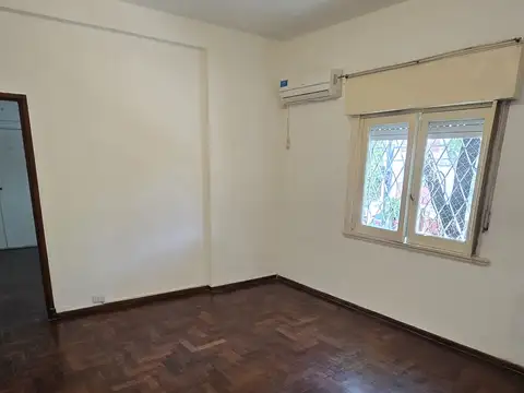 Amplisimo dpto 2 amb. al frente, 1º x Escalera a metros de Rivadavia. Bajas exp.