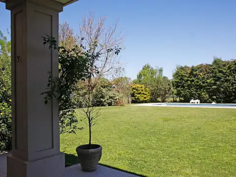 Casa bien ubicada en  San Jorge Village - Alquiler anual sin muebles