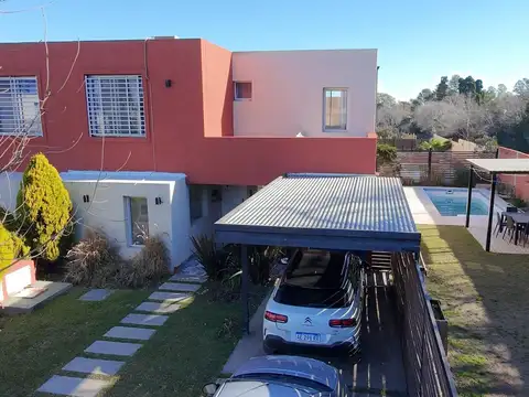 VENTA CASA 05 AMB LUMINOSA, PILETA, COCHERA, PILAR  DEL ESTE BARRIO CASAS DEL ESTE