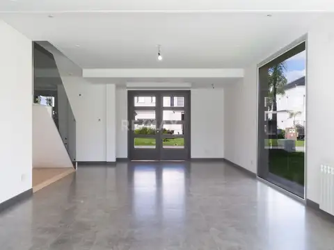 Casa en Alquiler con 4 cocheras