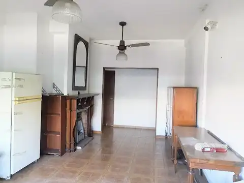 CASA EN VENTA EN TEMPERLEY CON JARDIN Y 2 LOCALES