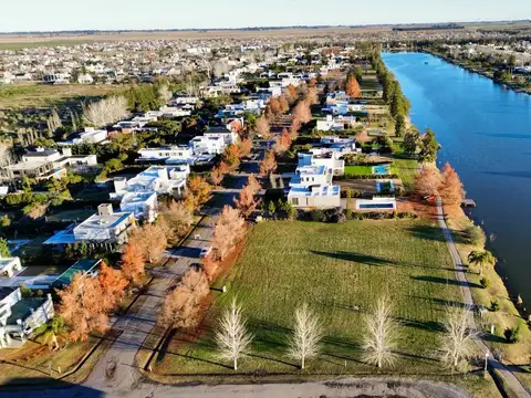 Ulitmo lote con salida al Lago en Barrio Privado Puerto Roldan
