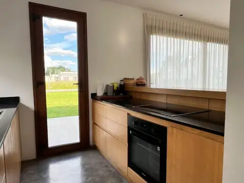 Casa 6 ambientes con 2 baños