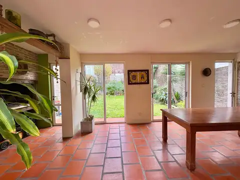 Casa 7 ambientes con 2 baños