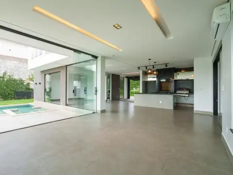 Casa en Venta con 7 cocheras