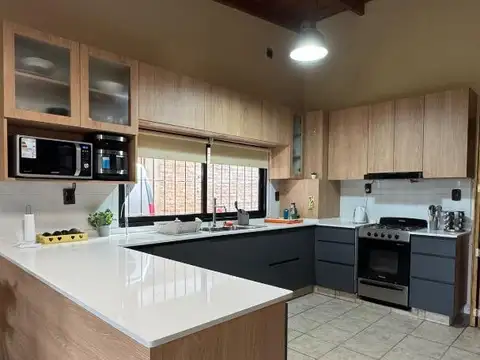Casa en Venta con 3 cocheras