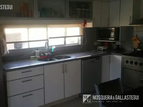 Casa en Alquiler con 6 cocheras