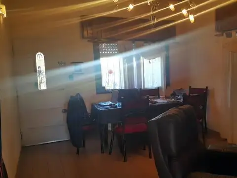 166 E/ 59 Y 60: CASA EN VENTA 4 DORM. EN LOS HORNOS, COCHERA CUBIERTA