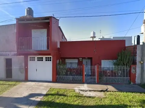 166 E/ 59 Y 60: CASA EN VENTA 4 DORM. EN LOS HORNOS, COCHERA CUBIERTA