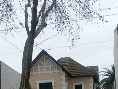 ATRACTIVA CASA PARA USO PROFESIONAL O  COMERCIAL A 2 CUADRAS DE MAIPÚ