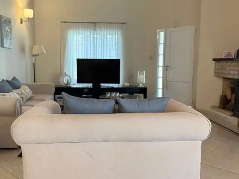 Casa 9 ambientes con 4 baños