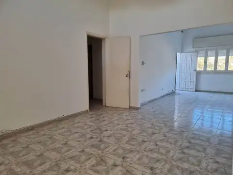 Casa 6 ambientes con 2 baños