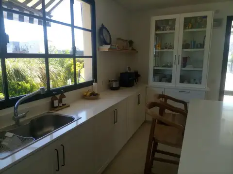 Casa 6 ambientes con 3 baños