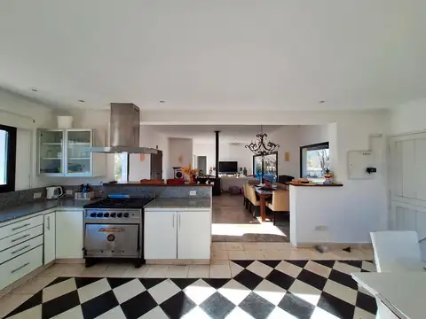 Casa 5 ambientes con 3 baños