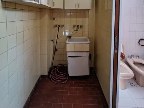 TIPO CASA – AL FRENTE – ORIENTACION NORTE -RECICLADO EXCELENTE ESTADO – PATIO Y TERRAZA