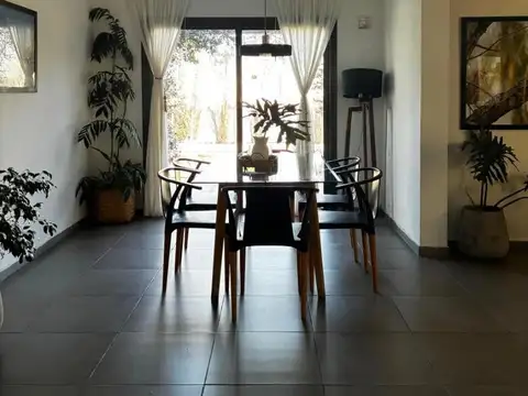 Casa en Venta con 3 cocheras