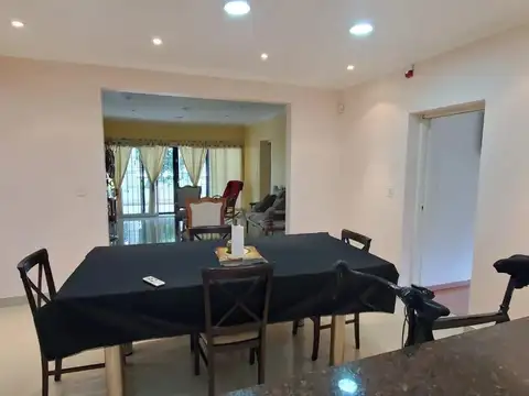 Casa en venta - 3 Dormitorios 4 Baños - 310mts2 - Guernica