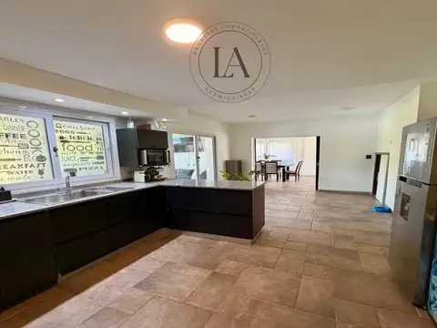 Casa en Alquiler con 3 cocheras