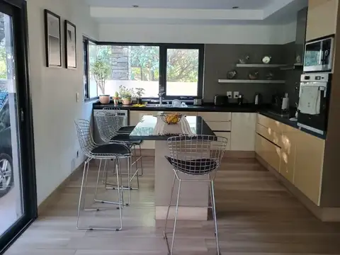 Casa 6 ambientes con 1 baño