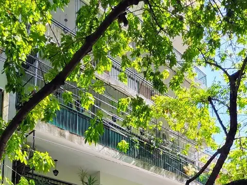 EXCELENTE DEPARTAMENTO DE  3 AMB. 80 M2 CON BALCON 