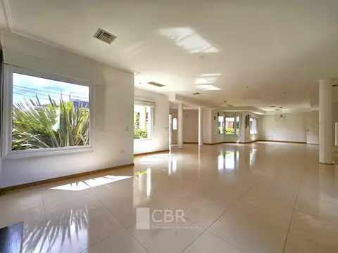 Casa en Venta con 3 cocheras