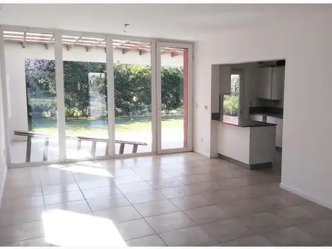 Casa 4 ambientes con 2 baños