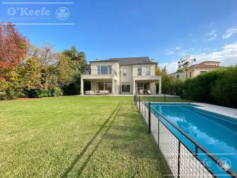 Casa en venta de cuatro dormitorios con piscina en Abril Country Club, Hudson.