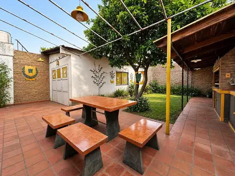 VENTA / PERMUTA Casa con patio y cochera. Villa Gdor Gálvez