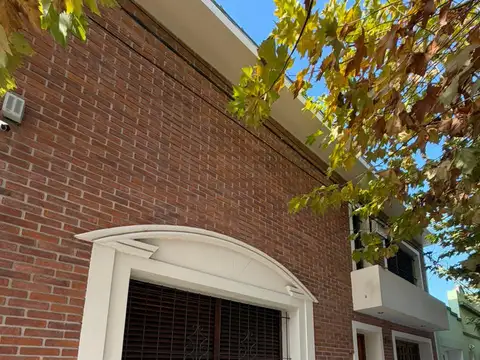 Amplia y solida vivienda, calle 6 entre 34 y 35.