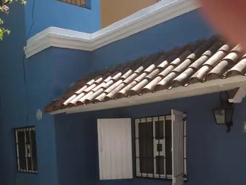 Casa 4 ambientes con jardín, galería con parrilla y entrada para 2 autos. 2 baños.