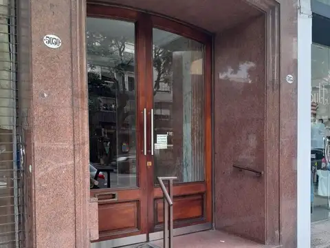 Alquiler de Departamento de 3 ambientes con dependencia como 4to ambi en Parque Centenario $880.000.
