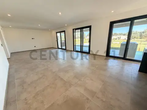 Casa en Venta con 4 cocheras