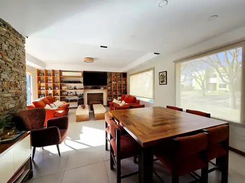 Casa en Venta con 2 cocheras