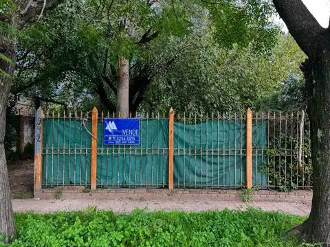 Terreno de 500m2. con edificación a refaccionar en Merlo