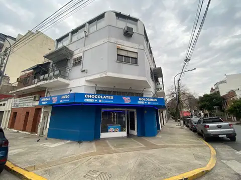 Venta en Block, locales mas vivienda sobre lote en esquina