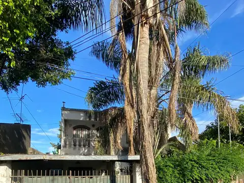 CASA DE DOS DORMITORIOS CON COCHERA