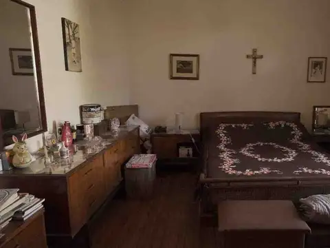 Casa 8 ambientes con 2 baños