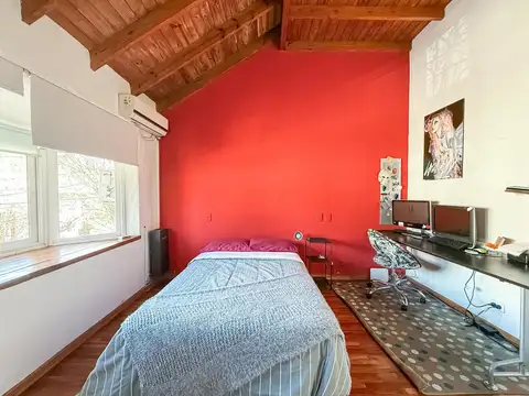 Casa en Venta de 2 Plantas en La Lucila, Con Patio y Pileta