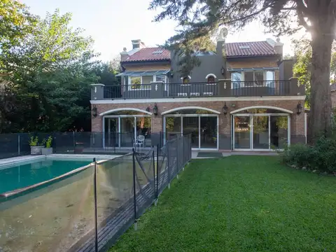 Casa en Venta con 2 cocheras