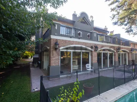 Hermosa Casa a la venta en barrio Saint Thomas Norte en Canning - 6 ambientes con piscina y parque
