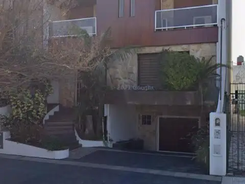 Casa en Venta con 4 cocheras