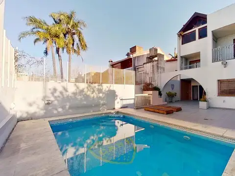 Casa 6 Ambientes con Pileta y Cochera en Villa Devoto