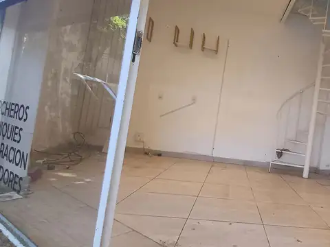 Local comercial en alquiler en esquina en Cuenca al 800 Flores CABA