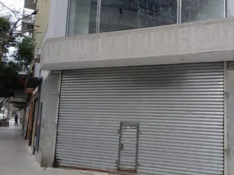 Local comercial en alquiler en esquina en Cuenca al 800 Flores CABA