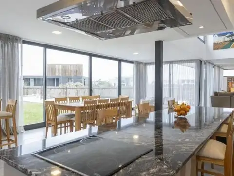 Casa en venta con pileta - Vista a la Laguna - Lagos de Canning a la laguna