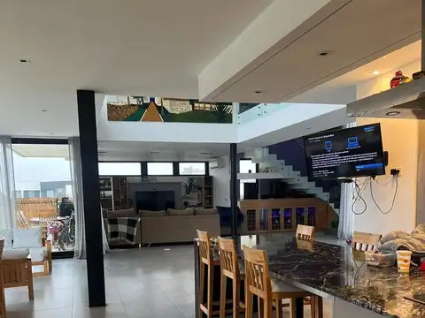 Casa 6 ambientes con 4 baños