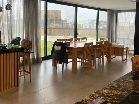 Casa en Venta con 6 cocheras