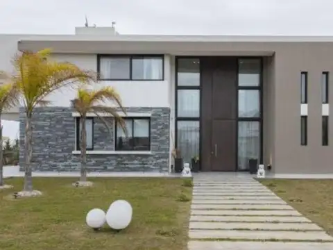 Casa en Venta en Countries y Barrios Cerrados en Esteban Echeverria, USD 420.000